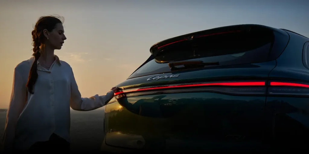 Bagian belakang eksterior Chery Lepas L8 dilengkapi dengan taillights LED yang membentang penuh.