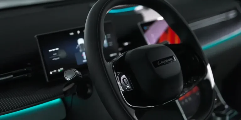 Desain kemudi cerdas dan kokpit modern Human-Centric Cockpit pada Chery Lepas L8.
