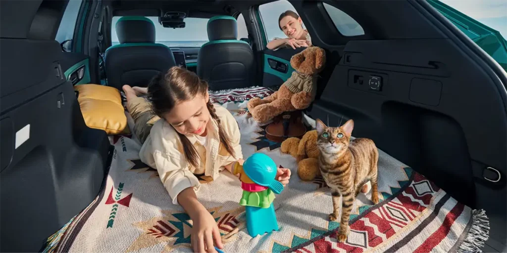 Aktivitas keluarga memanfaatkan fitur V2L Vehicle-to-Load pada bagasi belakang Chery Lepas L8.