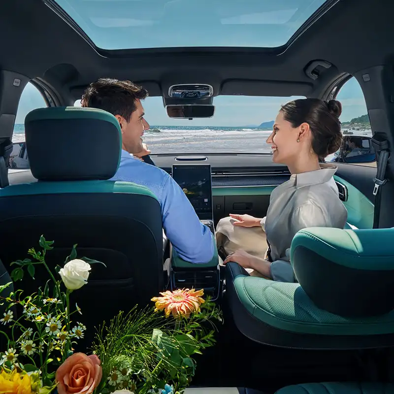 Suasana Nyaman Kabin Mobil Chery Lepas L8 untuk Pasangan dalam Program Promo Eksklusif Bulan Ini.