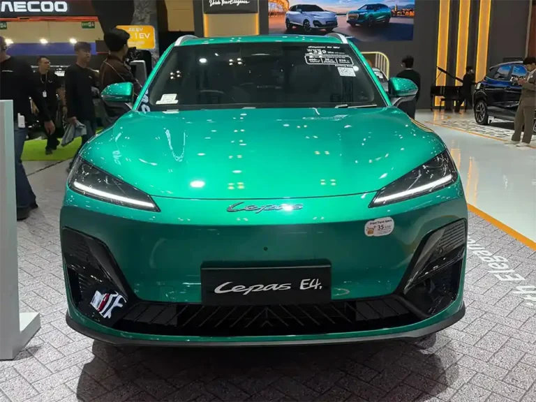 Tampak depan mobil listrik Chery Lepas E4 warna hijau di pameran GIIAS