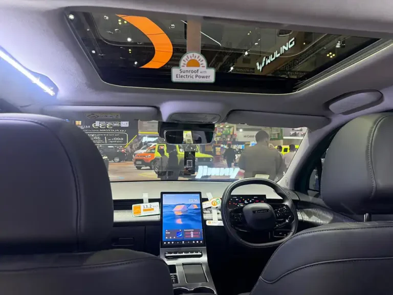 Tampilan interior dan panoramic sunroof Chery Lepas E4 di booth GIIAS