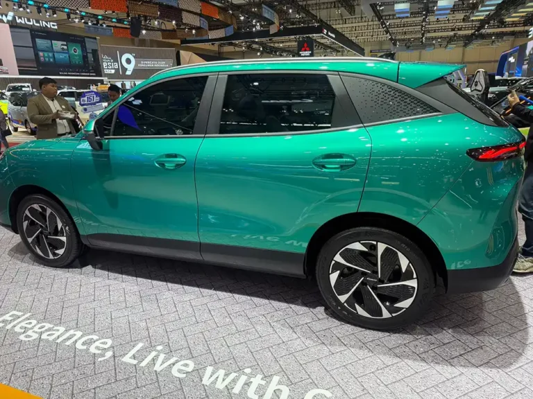 Tampak samping SUV listrik Chery Lepas E4 warna hijau saat pameran GIIAS