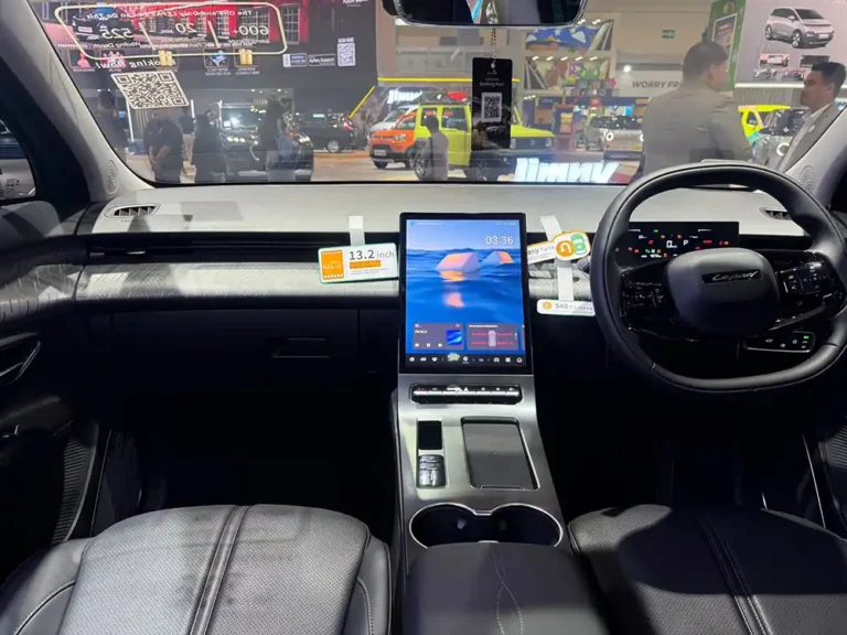 Desain dashboard dan layar head unit modern Chery Lepas E4