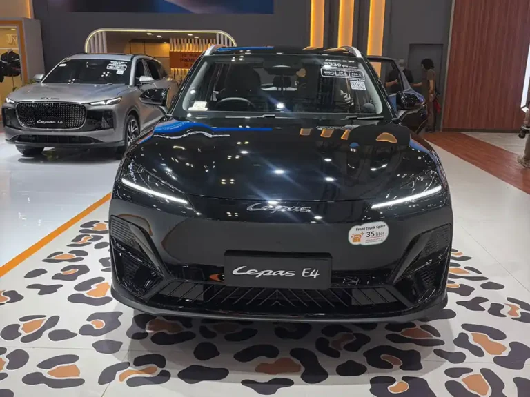 Tampak depan Chery Lepas E4 warna hitam mengkilap di ajang GIIAS