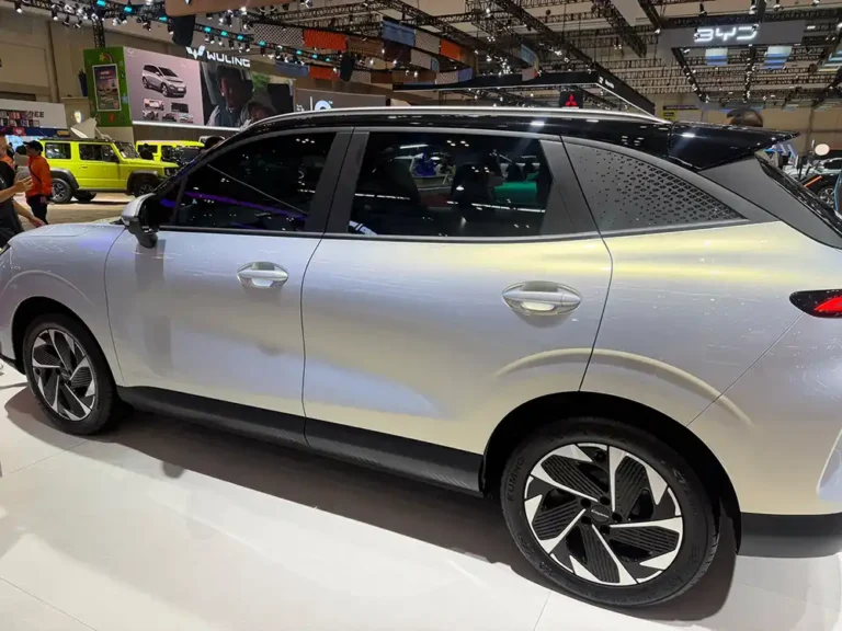 Tampak samping Chery Lepas E4 warna silver terang di pameran otomotif GIIAS