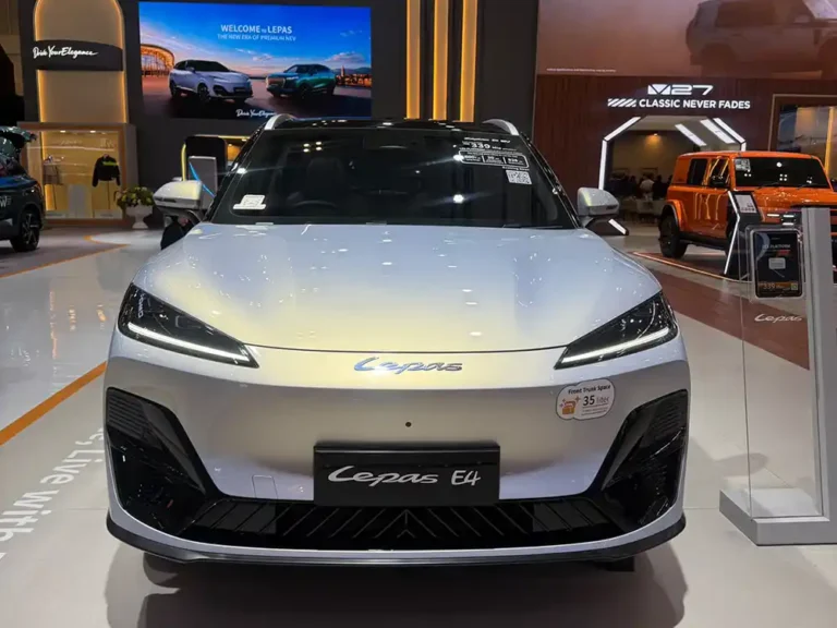 Tampak depan Chery Lepas E4 warna silver dengan latar booth pameran