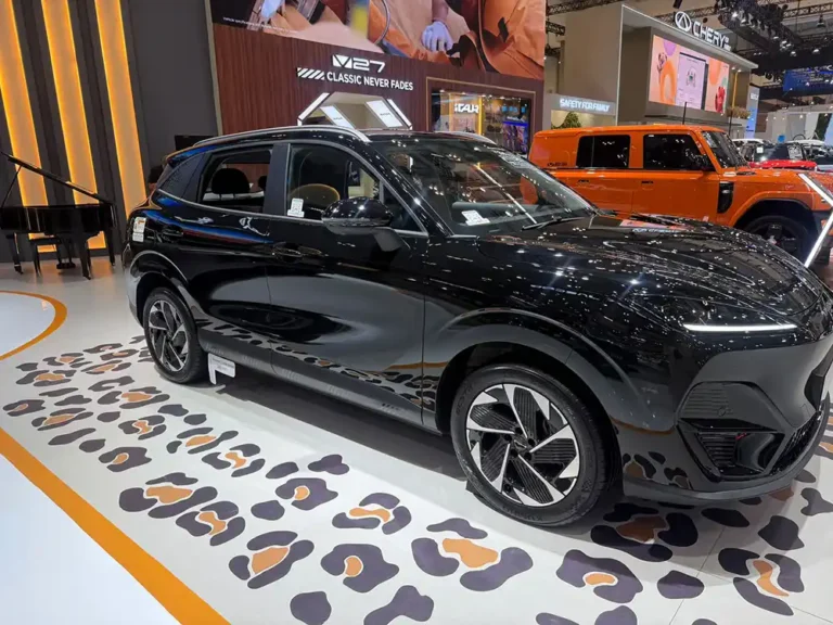 Tampak samping Chery Lepas E4 warna hitam di pameran GIIAS