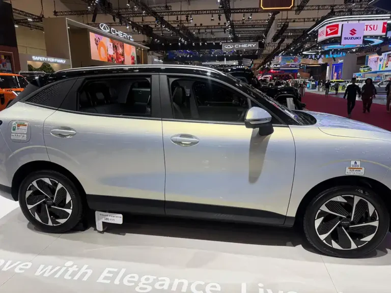 Tampak samping bodi samping Chery Lepas E4 warna silver di GIIAS