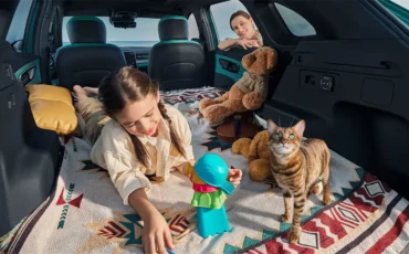 Aktivitas keluarga memanfaatkan fitur V2L Vehicle-to-Load pada bagasi belakang Chery Lepas L8.